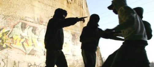 Terrore a Pomigliano, baby gang insegue e aggredisce un gruppo di ragazzi