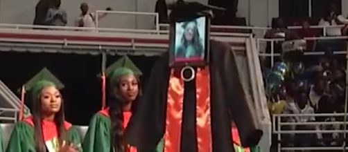 Alabama high school student Cynthia Pettway is virtually on stage for her graduation thanks to a robot. [Image via AL.com/YouTube]