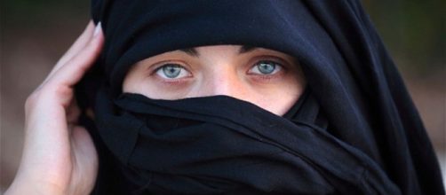 Donna musulmana licenziata, Corte Ue: giusto vietare il velo ... - gds.it