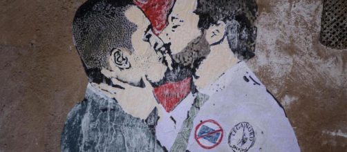 Il bacio Di Maio-Salvini, il murales