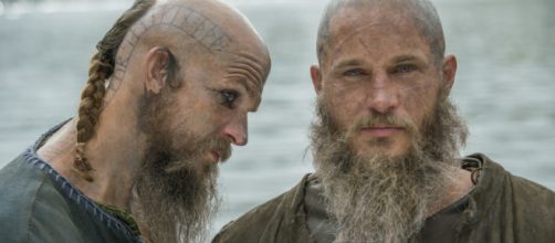 Personagens Floki e Ragnar, de Vikings