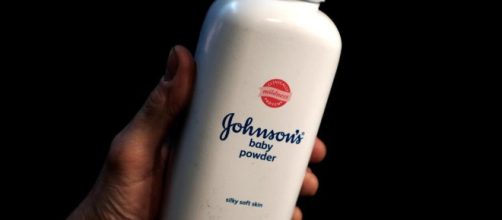 Talco Johnson cancerogeno: azienda condannata a pagare una consumatrice