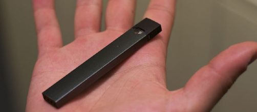 The Juul's 'kid-friendly' flavors have one U.S. Senator calling for swift action. [Image via Wikimedia Commons]