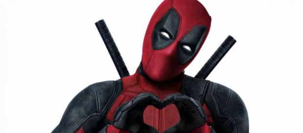 Deadpool con su traje y su humor característico Deadpool con su traje y su humor característico
