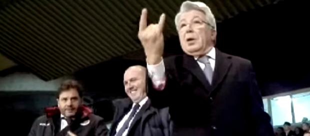 El obsceno gesto que hizo Enrique Cerezo a los aficionados del Rayo en 2015. El obsceno gesto que hizo Enrique Cerezo a los aficionados del Rayo en 2015.