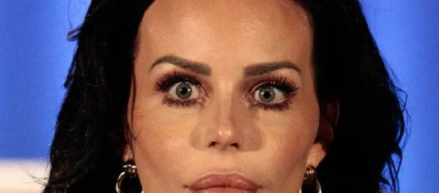Nina Moric al GF15 è irriconoscibile: la modella si è rifatta? Nina Moric al GF15 è irriconoscibile: la modella si è rifatta?