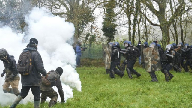 Des affrontements &agrave; Notre-Dame-des-Landes en pleine &eacute;vacuation ... - liberation.fr