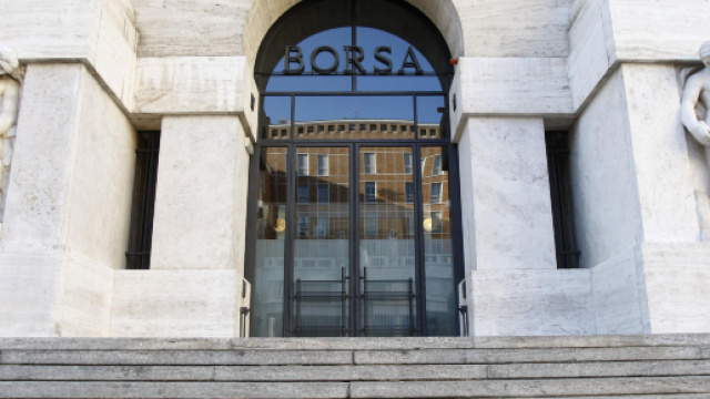 Ingresso del palazzo della borsa a Milano in Piazza Affari