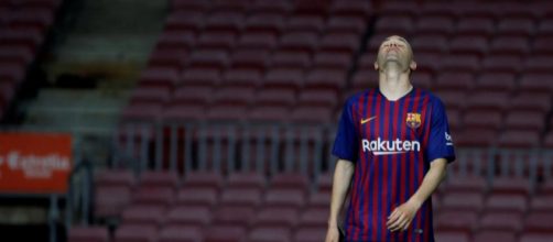 Iniesta en la soledad del Camp Nou