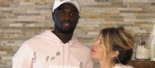 M'Baye Niang et Émilie Fiorelli à Noël 2017, date où la jeune marseillaise dévoilait le sexe de leur enfant.