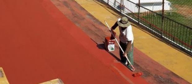 Arquibancadas já estão recebendo pintura Arquibancadas já estão recebendo pintura