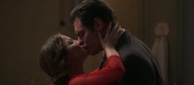 Elisabeta e Darcy passam a primeira noite juntos em Orgulho e Paixão (Foto TV Globo) Elisabeta e Darcy passam a primeira noite juntos em Orgulho e Paixão (Foto TV Globo)