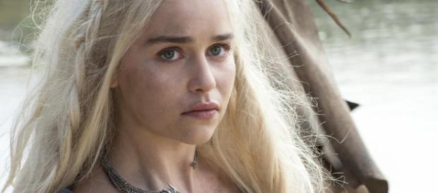 Emilia Clarke cree que se están rodando varios finales de Game of Thrones Emilia Clarke cree que se están rodando varios finales de Game of Thrones