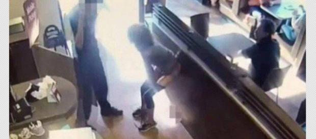 Jovem é flagrada defecando em bar Jovem é flagrada defecando em bar
