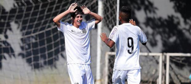 Rodrygo, de costas, é sondado pelo Barcelona Rodrygo, de costas, é sondado pelo Barcelona