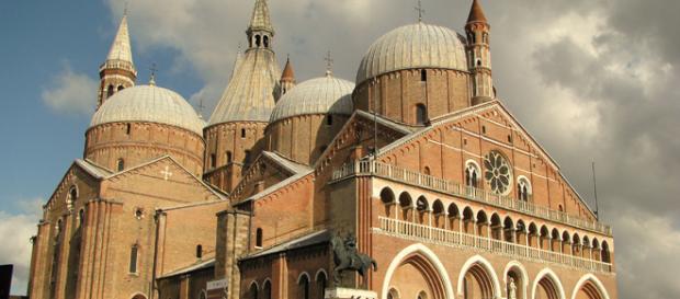 Si vendono su eBay le reliquie di Sant'Antonio da Padova Si vendono su eBay le reliquie di Sant'Antonio da Padova