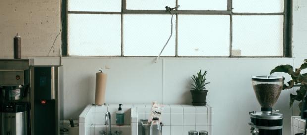 Updated paper towel and toilet paper dispensers are a great household hack (Image via Coffee/Pixabay). Updated paper towel and toilet paper dispensers are a great household hack (Image via Coffee/Pixabay).