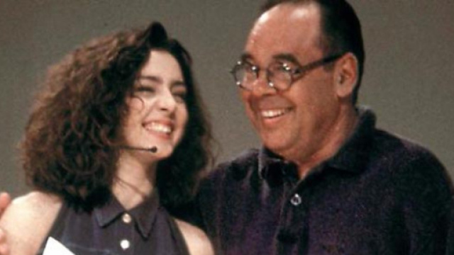 Ambra Agiolini con il famoso auricolare e il suo suggeritore Gianni Boncompagni - da liberoquotidiano.it