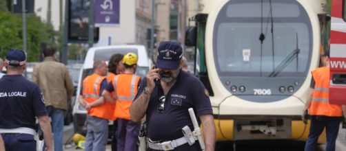 Milano, rider finisce sotto il tram: gamba amputata