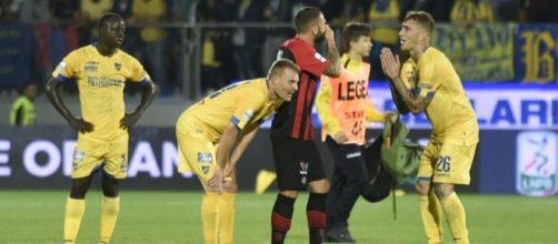 Nella foto della Lega B, Terranova parla con Kragl (ex compagno di squadra ora al Foggia) dopo il fischio finale.