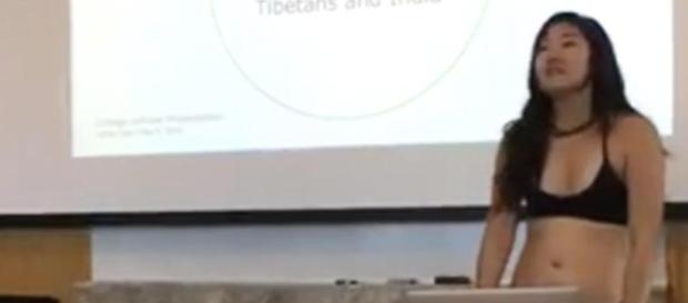 Letitia Chai, formanda de Cornell, apresentou trabalho apenas de calcinha e sutiã Letitia Chai, formanda de Cornell, apresentou trabalho apenas de calcinha e sutiã