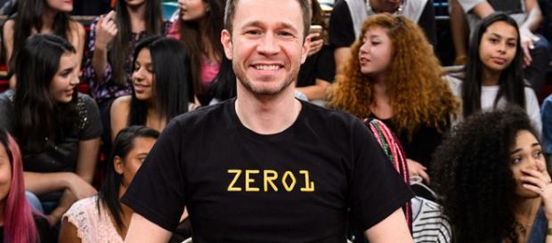 Tiago Leifert faz revelação do BBB 18. (foto reprodução). Tiago Leifert faz revelação do BBB 18. (foto reprodução).