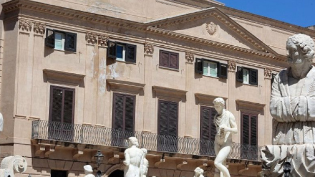 Nella foto in alto, palazzo Bonocore