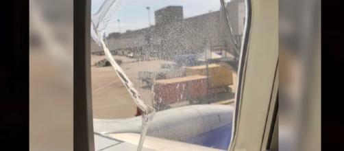 Southwest flight window breaks mid-flight. Photo: Wochit News Youtube screenshot