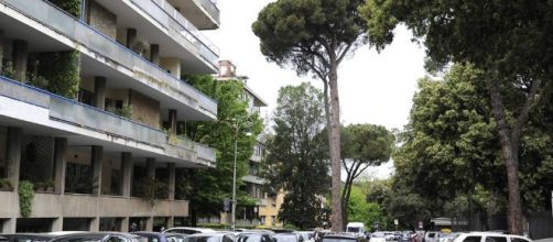 Giuseppe De Vito Piscicelli è stato trovato morto in casa ai Parioli: sul petto una scritta inquietante.