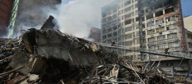Bombeiros trabalham nos escombros de prédio que desabou em SP - Foto: Rovena Rosa / Agência Brasil Bombeiros trabalham nos escombros de prédio que desabou em SP - Foto: Rovena Rosa / Agência Brasil