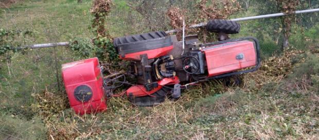 Calabria, trattore si ribalta: ferito 35enne Calabria, trattore si ribalta: ferito 35enne