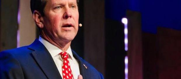 El candidato republicano Brian Kemp apunta con una escopeta a un adolescente en ... - teenvogue.com El candidato republicano Brian Kemp apunta con una escopeta a un adolescente en ... - teenvogue.com