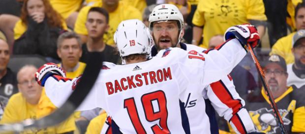 Ovechkin metió el gol decisivo en la victoria 4-3 sobre los Penguins. NHL.com. Ovechkin metió el gol decisivo en la victoria 4-3 sobre los Penguins. NHL.com.