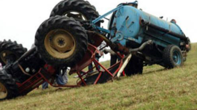 Calabria, trattore si ribalta: muore un uomo (immagine di repertorio)