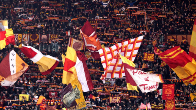 La curva sud durante gli ottavi di finale vinti dalla Roma