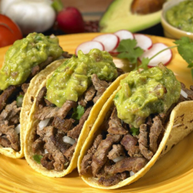 Tacos de carne y verduras con sabor a México