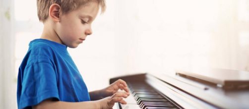 ¿Por qué es bueno que tu hijo aprenda a tocar un instrumento musical?