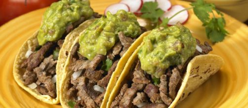 Tacos de carne y verduras con sabor a México