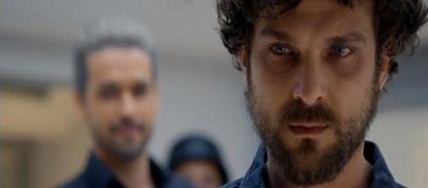 Benjamin foge da Nova Babilônia, mas vira alvo de cilada de Ricardo e Stefano em Apocalipse (Foto: Record TV) Benjamin foge da Nova Babilônia, mas vira alvo de cilada de Ricardo e Stefano em Apocalipse (Foto: Record TV)