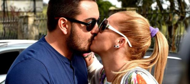 Miguel pide matrimonio a Belén Esteban Miguel pide matrimonio a Belén Esteban
