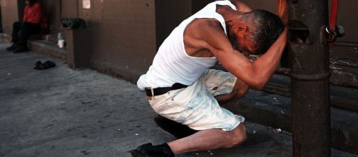 New York: ragazzi vagano per strada come zombie