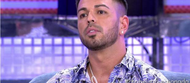 El cantante aclaró que besó a Chabelita varias veces, pero los besos no incluyeron lengua El cantante aclaró que besó a Chabelita varias veces, pero los besos no incluyeron lengua