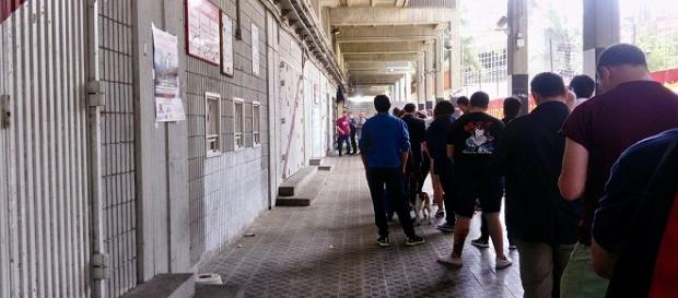 Cola para adquirir entradas para el Rayo-Lugo. Cola para adquirir entradas para el Rayo-Lugo.