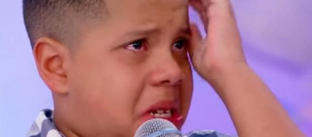Garoto ao chora ao perder prêmio Garoto ao chora ao perder prêmio