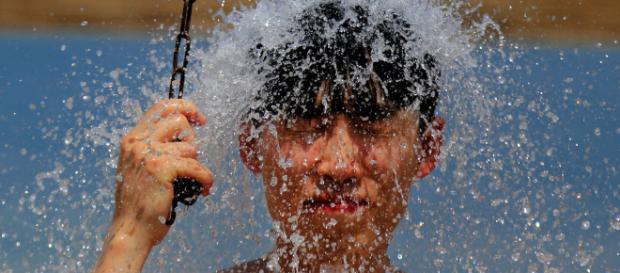 ragazzino scambia l'acido solforico con il bagnoschiuma ragazzino scambia l'acido solforico con il bagnoschiuma
