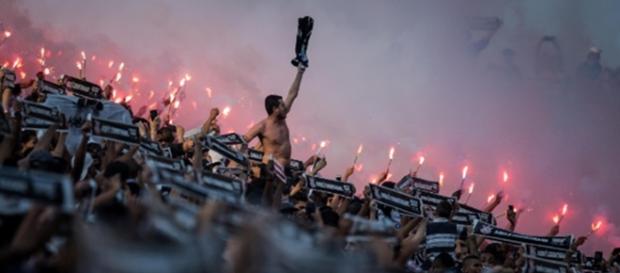 A torcida corintiana comemora mais uma contratação A torcida corintiana comemora mais uma contratação