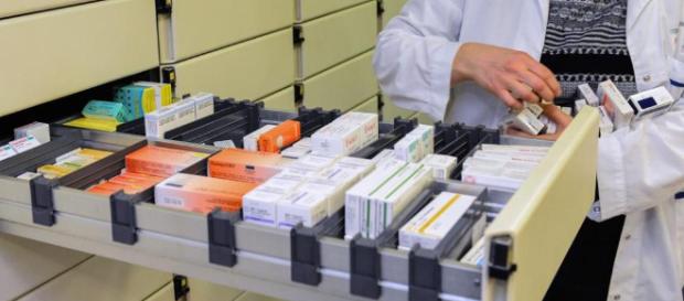 Gli scaffali di una farmacia italiana Gli scaffali di una farmacia italiana