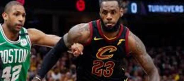 Lebron James dans ses oeuvres face aux Celtics Lebron James dans ses oeuvres face aux Celtics