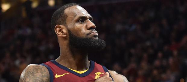 LeBron James esperando el 5to juego. LeBron James esperando el 5to juego.