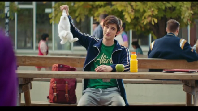 In alto, immagine dello spot pubblicitario